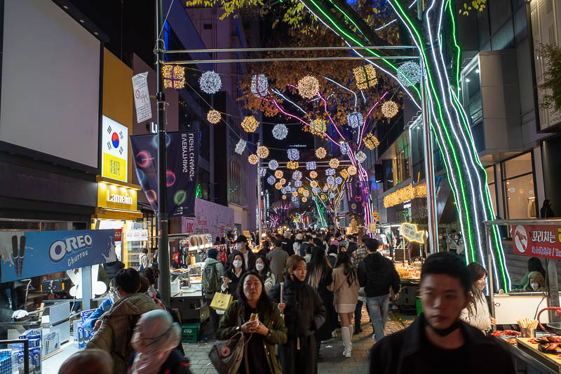 Korea-Seoul-Myeongdong-Curry - Myeongdong is now all lit up for xmas, and pretty busy. A big contrast to when I was here earlier in the year and it was completely dead.