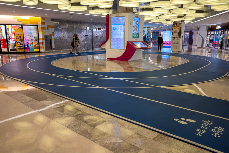 Korea-Seoul-Food-Mall - Here is the running track! A strange idea because kids do run on it, as fast as they can, which must frequently end badly.