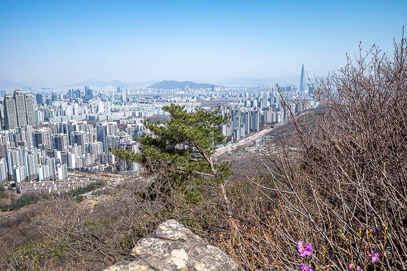 Korea-Seoul-Hiking-Guryongsan - The big tower on the right is the Lotte tower at Jamsil. I am sure I will go there at some point.