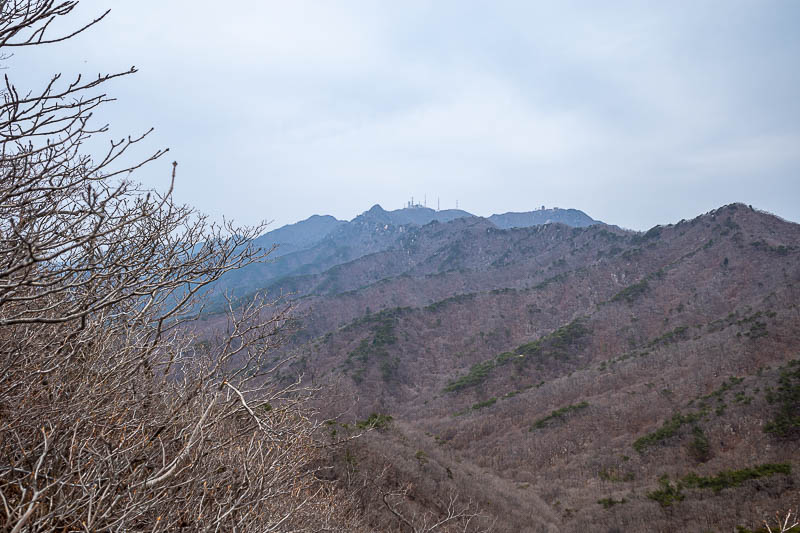 Korea-Daegu-Hiking-Palgongsan-Gatbawi - Looking back on some antennas again.