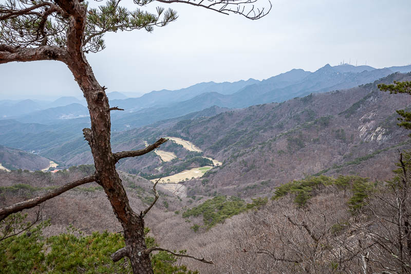 Korea-Daegu-Hiking-Palgongsan-Gatbawi - A bit more golf course, and the antennas on the right.