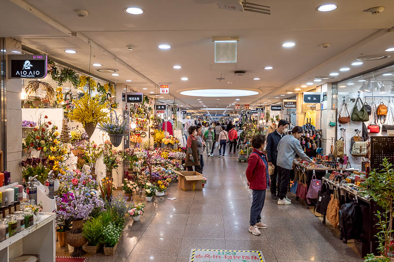Korea-Seoul-Food-Mall - The mall itself is mainly flowers and women's clothes. It is about 2km long. There are 2 parallel lanes, but also some other non affiliated undergroun