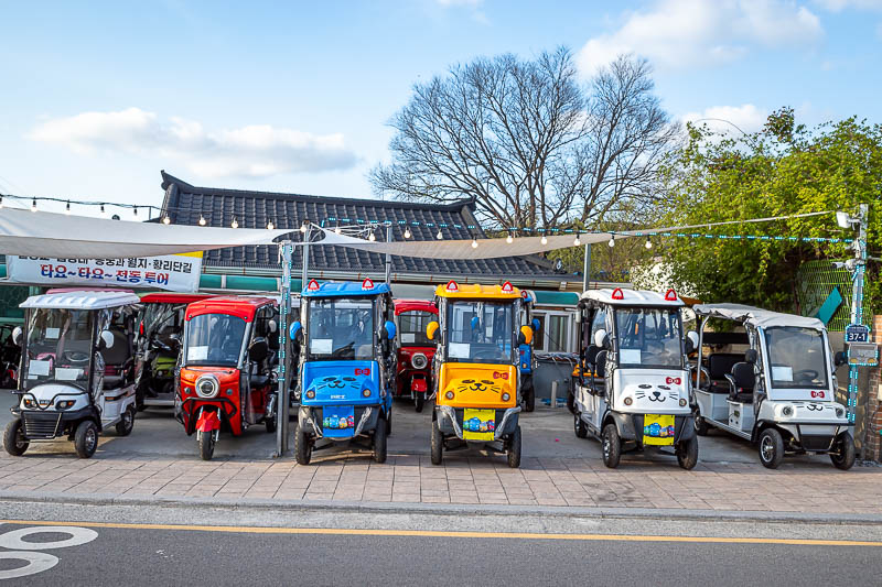 Korea-Gyeongju-Hwangnidan - If you are too lazy to walk, you can annoy everyone and get around on a golf buggy.