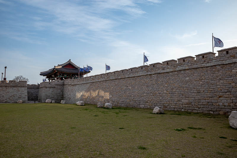 Korea-Gyeongju-Hotpot - Other side of the wall.