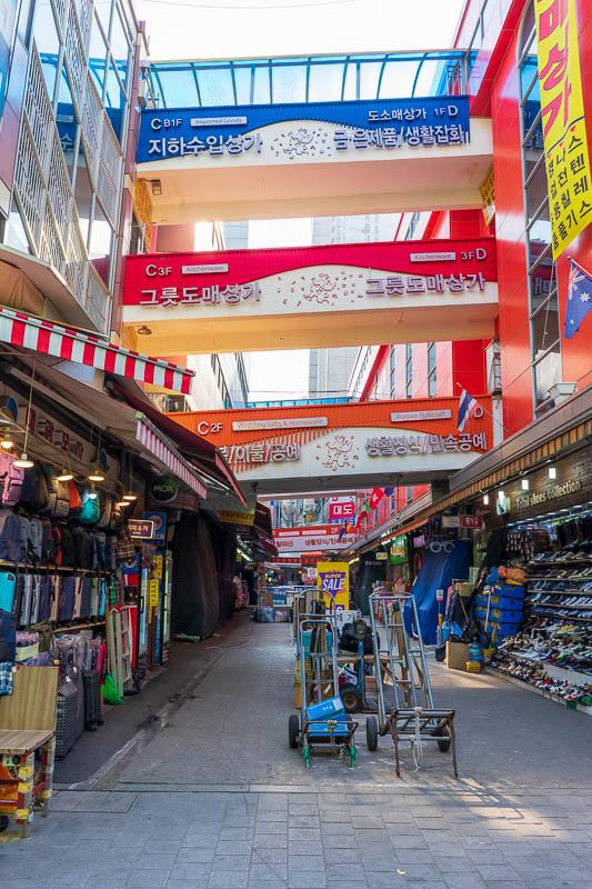Korea - HK - China - KORKONG! - The fabric market is like a tier 9 China city, full of fire death traps.