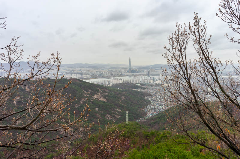 Korea-Seoul-Hiking-Yongmasan - A sore thumb of a tower, 123 floors, 5th tallest in the world. Next week I will see number 7 in Guangzhou, China.