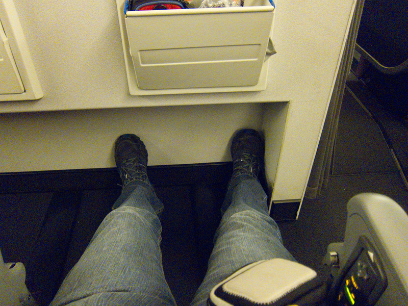 Hong Kong-London-Heathrow-Airport-Lounge - My feet cant touch the bulkhead in front of me, especially once the seat was reclined, noisy pictures because it really was dark here. I didnt take an