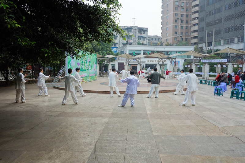 China-Chengdu-Mall-Science Museum - I dont really get tai chi. The people in the white pyjamas are moving in slow motion. The guy in the middle in black is going crazy doing his drunken 