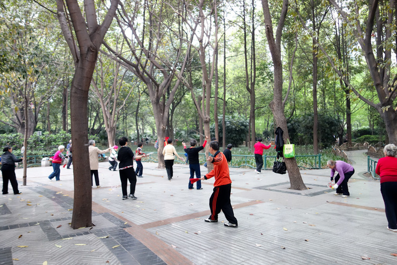 China-Chengdu-Jinli-Shopping Street-Peoples Park - Here you have the fan dancing, but one old lady has a sword instead. There were quite a few people dancing around with big shiny sharp looking swords.