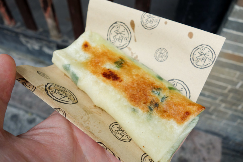 China-Chengdu-Jinli-Shopping Street-Peoples Park - Second snack, green onion pastry. Very good, but very oily. Oil overload already today.