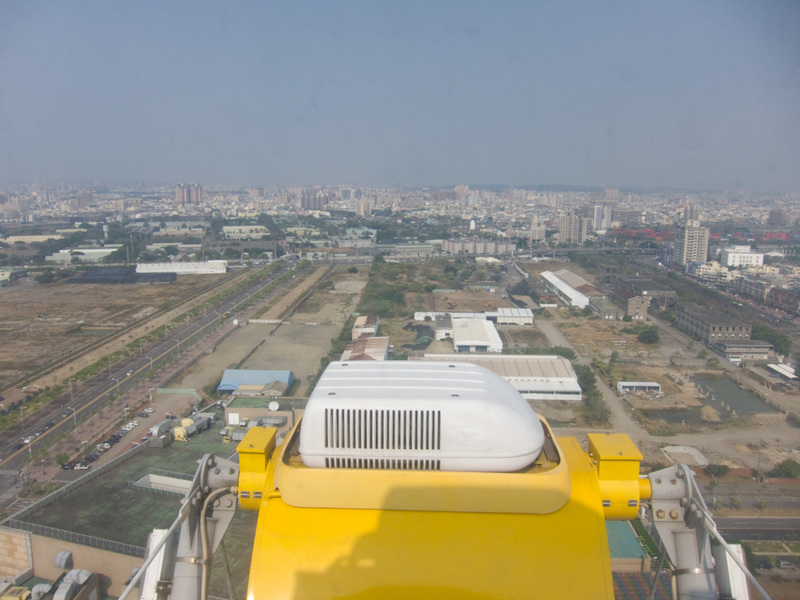 Taiwan-Kaohsiung-Ferris Wheel-Station - Still more view.
