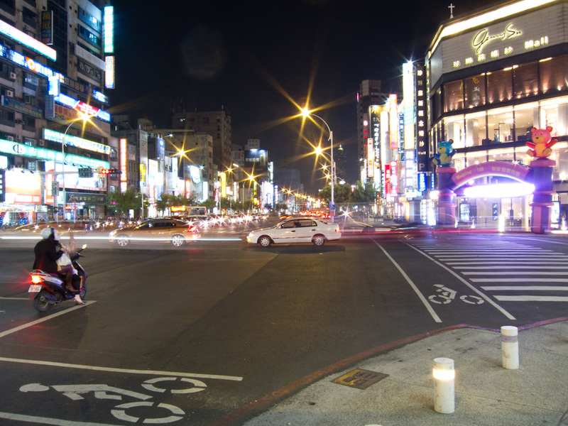 Taiwan-Kaohsiung-Night Market-Liuhe - Heres your standard street photo for this evening, looks a lot like Shinjuku, Tokyo.