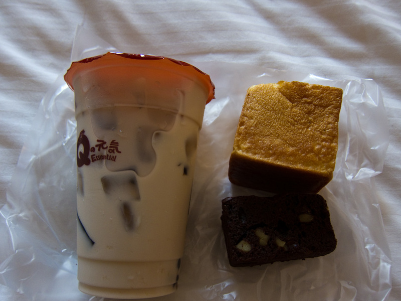 Taiwan / Hong Kong / Singapore - March/April 2011 - As I had lunch already quite early, I decided to get a snack, a custard cube, a chocolate brownie and the best milk tea ever, this one had both tapioc
