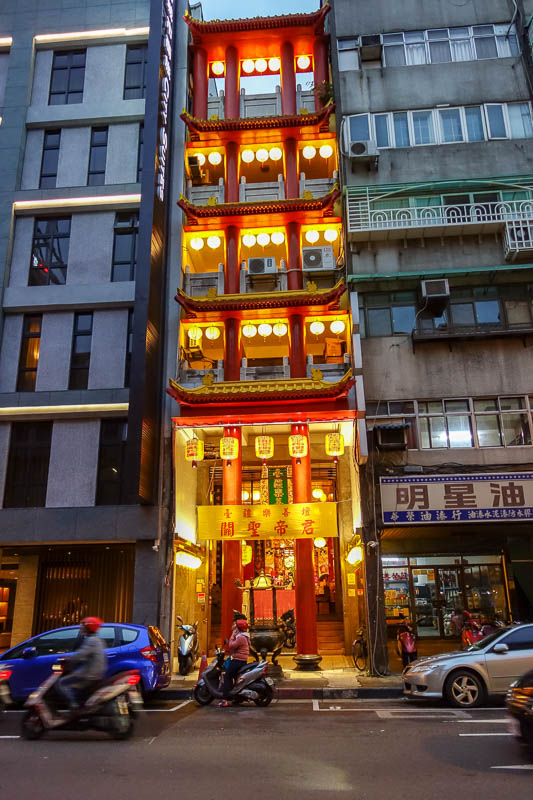 Taiwan-Taipei-Ximending-Ramen - If you dont get enough land for a big temple, just go vertical.