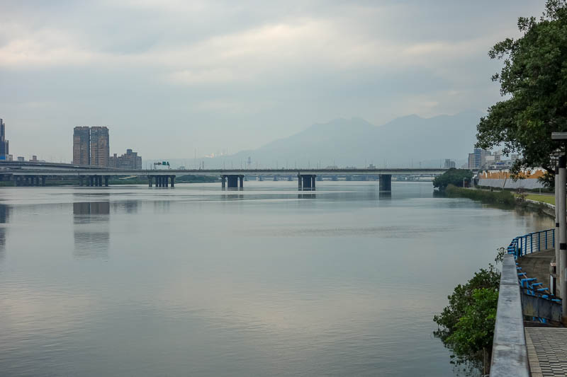 A full lap of Taiwan in March 2017 - My train wasnt until lunch time, so I had time to walk down to the river that runs through Taipei which is a long linear park. Nice mountain. I was up