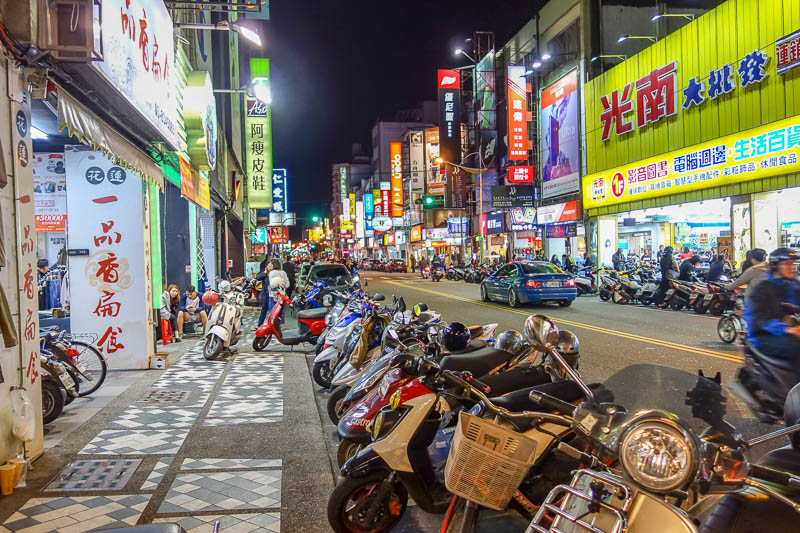 A full lap of Taiwan in March 2017 - Final picture for the evening, another random street with many scooters. So dry. I might have to moisturize due to the total dryness.