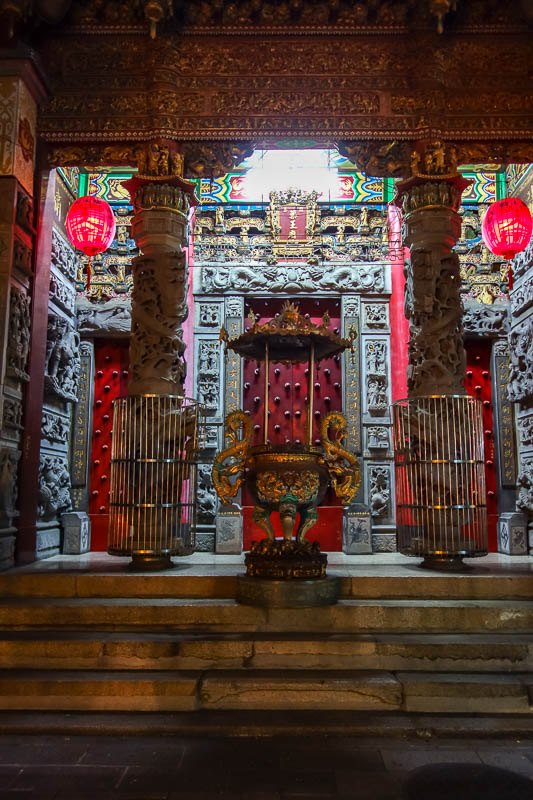 Taiwan-Tainan-Chicken Tower-Temple-Ramen - At the end of old street is an absolutely enormous, dark temple. This is just the door, but it goes up a long way into the dark of night. Might warran