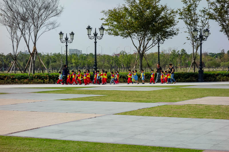 Taiwan-Tainan-Baoan-Chimei Museum - There was hardly anyone around when I arrived, that would change, but heres a school group arriving nice and early. I believe school kids get in free.