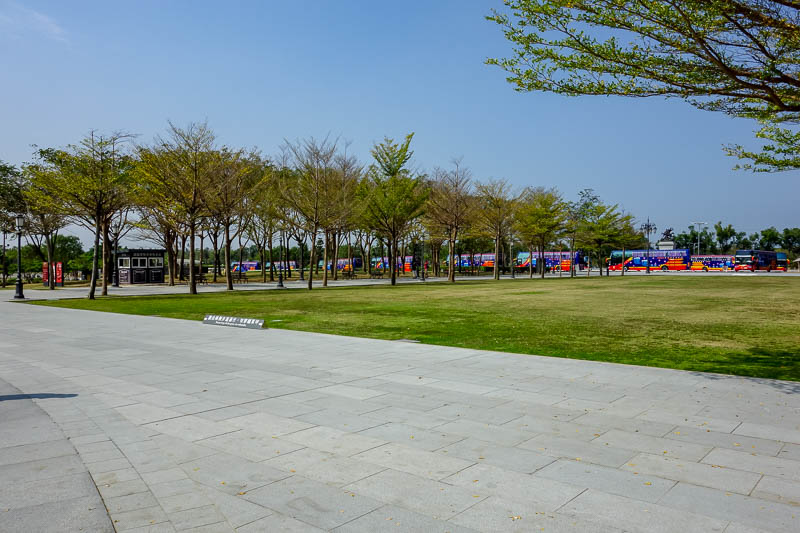 Taiwan-Tainan-Baoan-Chimei Museum - Then at least 50 tour buses arrived. If you book online you have to select a timeslot. Since I have a foreign passport, no need. It did become busy in
