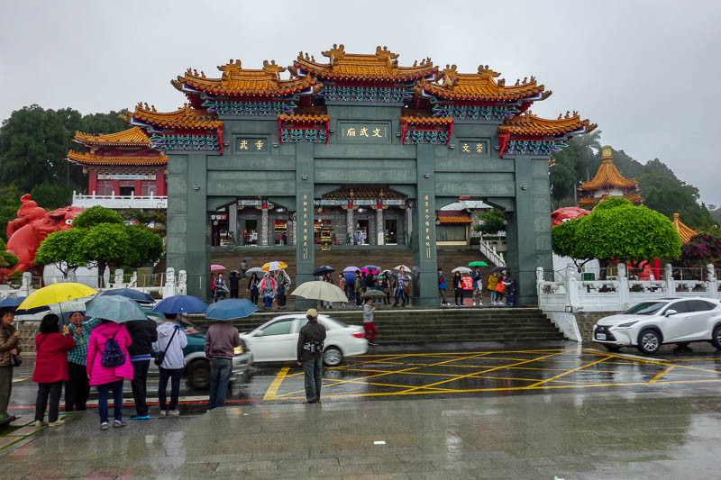 A full lap of Taiwan in March 2017 - Now confident I was going to make it around, in fact if anything it was easier than I expected, I had time to quickly look at this temple, and dry my 