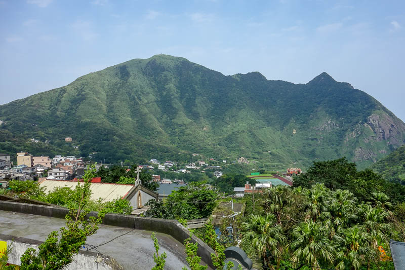 A full lap of Taiwan in March 2017 - Thats the mountain I climbed last time I was here, which is a never ending stair case with little rest pavillions all the way up. It was excellent fun