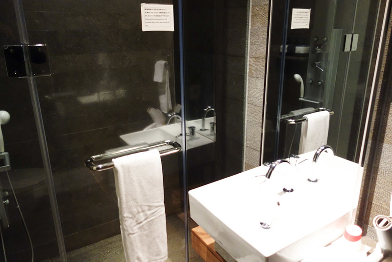 Japan-Tokyo-Narita-Lounge - The awesome shower suite.